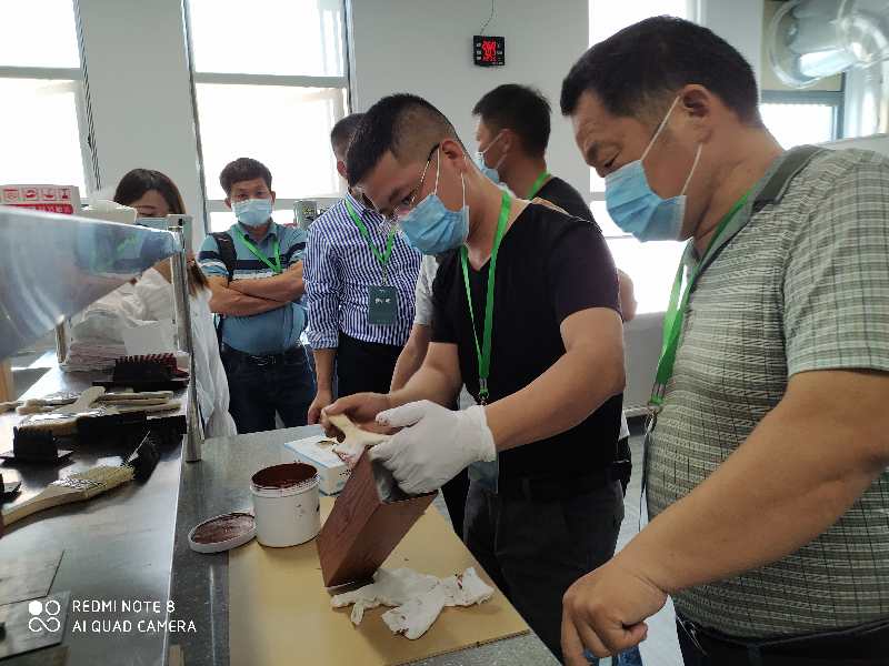 客戶(hù)參加實(shí)驗(yàn)室