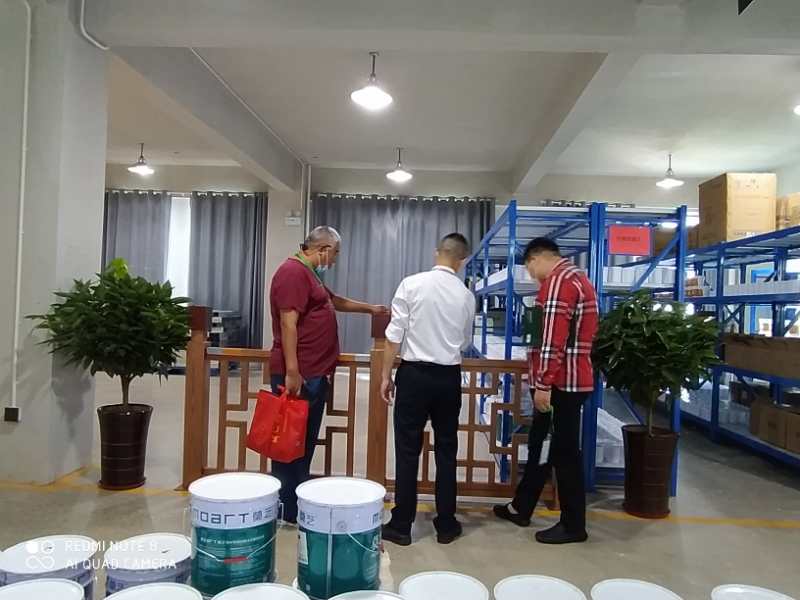 莫藝客戶(hù)參觀倉(cāng)庫(kù)